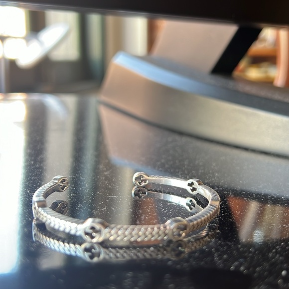 Gucci Thin Interlocking G Station Cuff - Picture 7 of 16